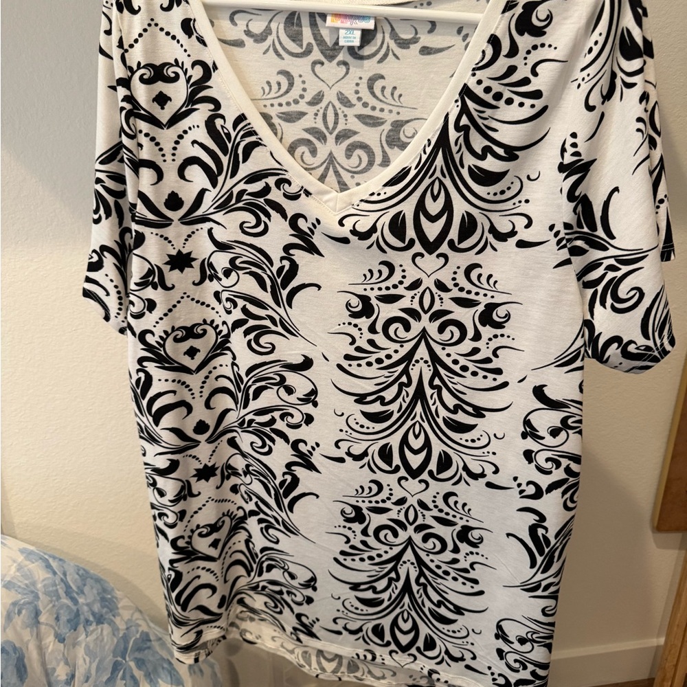 LuLaRoe Black & Cream V-Neck Tunic Top